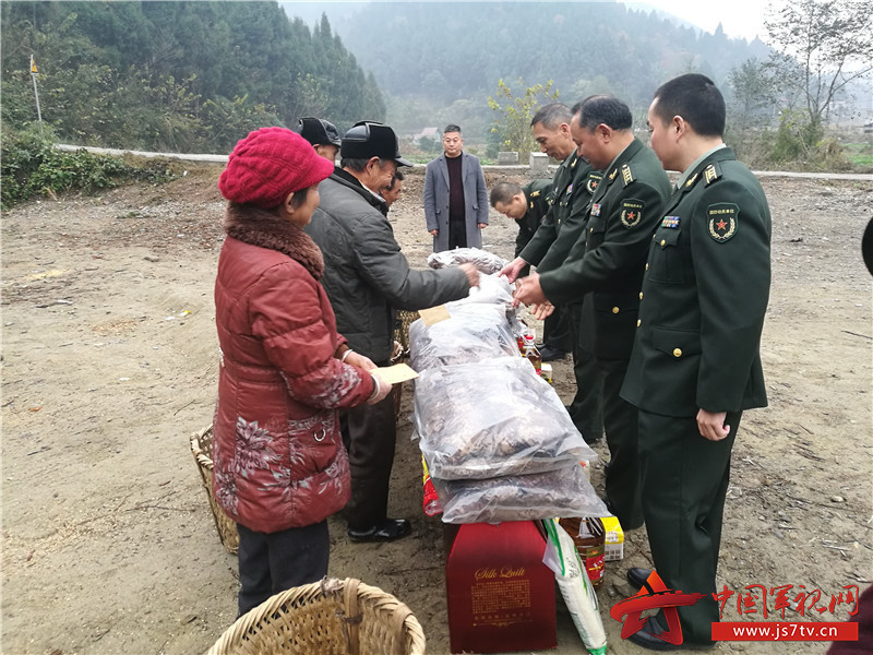 遂宁军分区官兵赴联系村 开展“走基层 送温暖”活动 遂宁军分区官兵赴联系村 开展“走基层 送温暖”活动